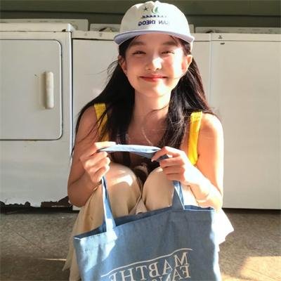 穿黄靴子的女孩